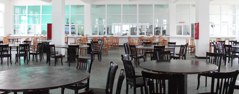 The new canteen offers plenty of space, so that our students can take their meals together.